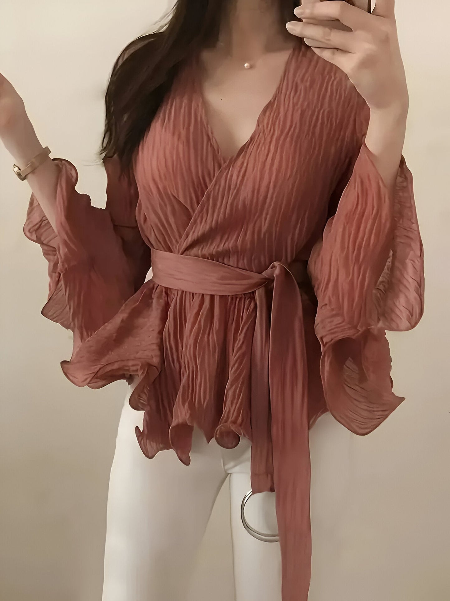Bylle - V-hals Blouse met Strik en Ruches