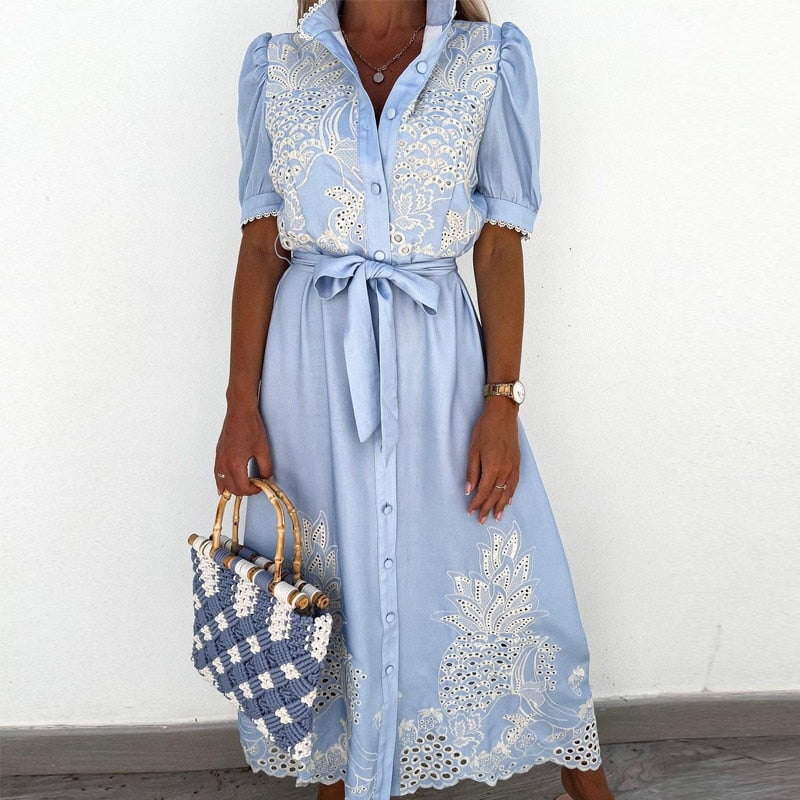 Julitta - Blauwe Jurk met Broderie en Taille Riem