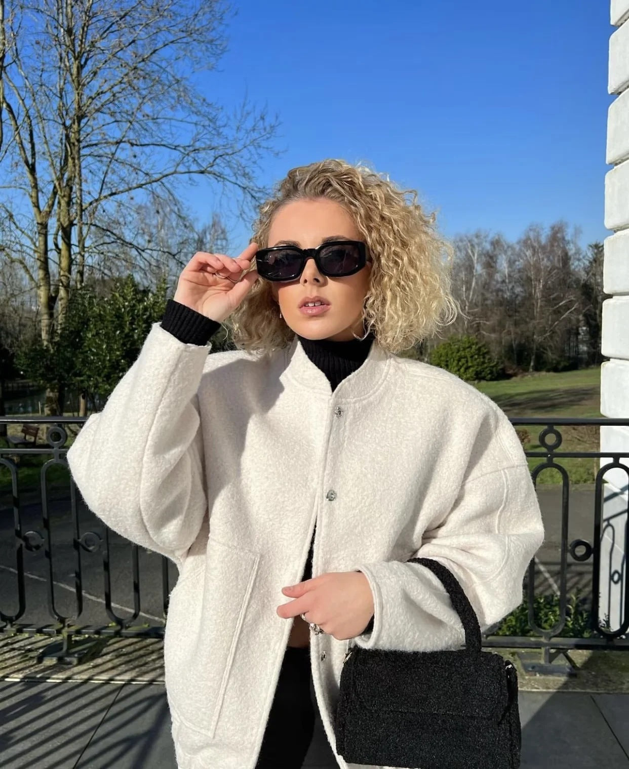 Daphne - Oversized Wollen Mantel met Ronde Hals en Knopen