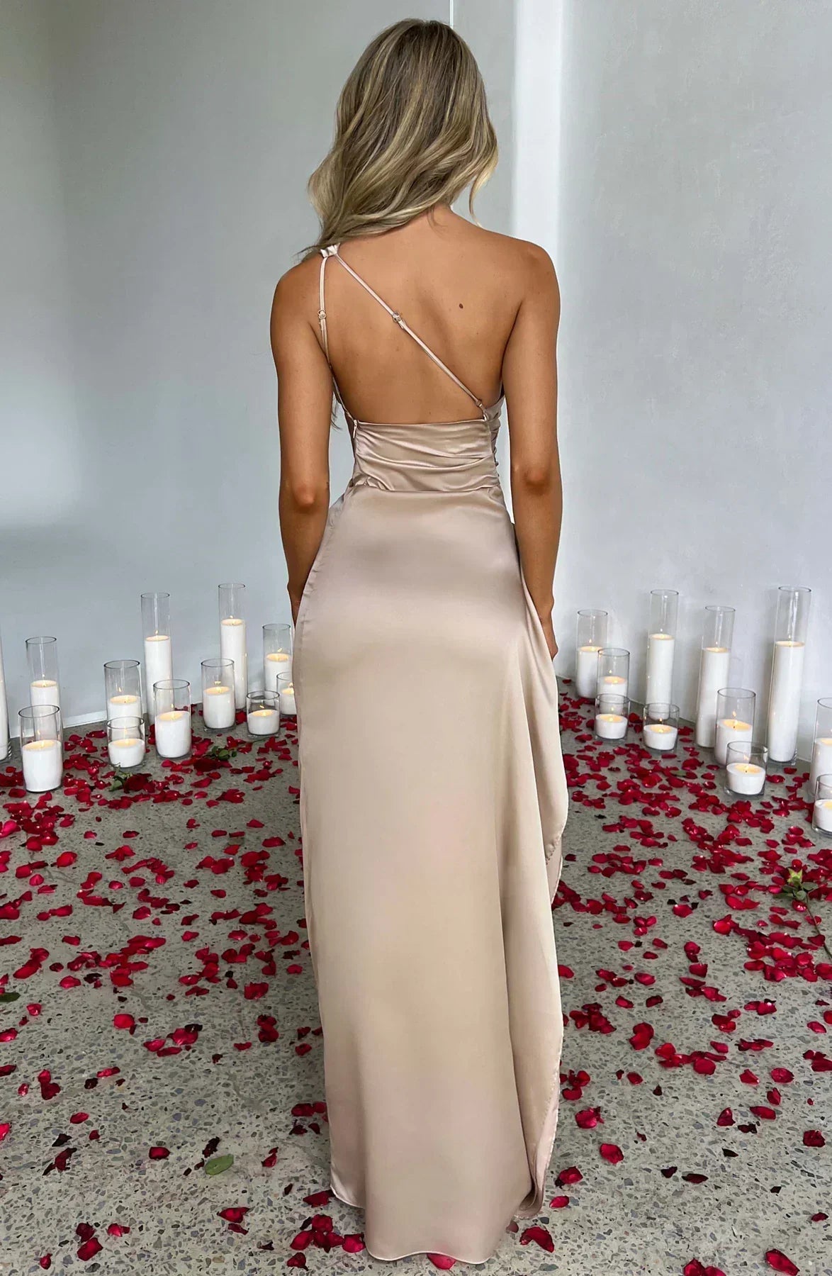 Elara - Luxe Satijnen One-Shoulder Splitjurk