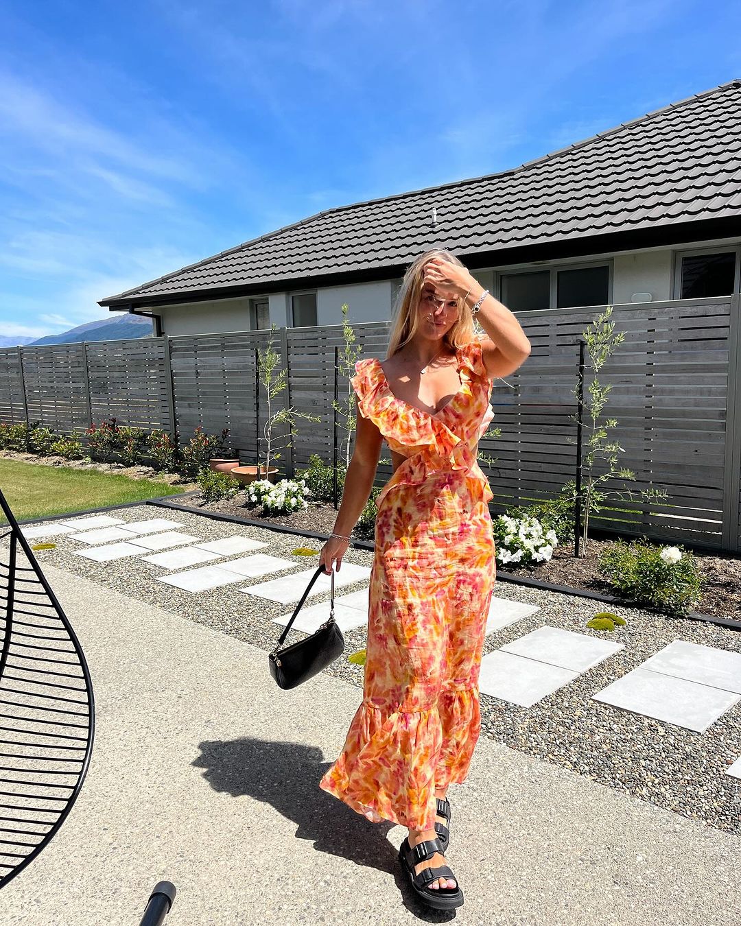 Lotte - Getailleerde Jurk met Ruches en Cut-Out Detail in Bloemenprint