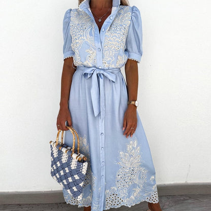 Julitta - Blauwe Jurk met Broderie en Taille Riem