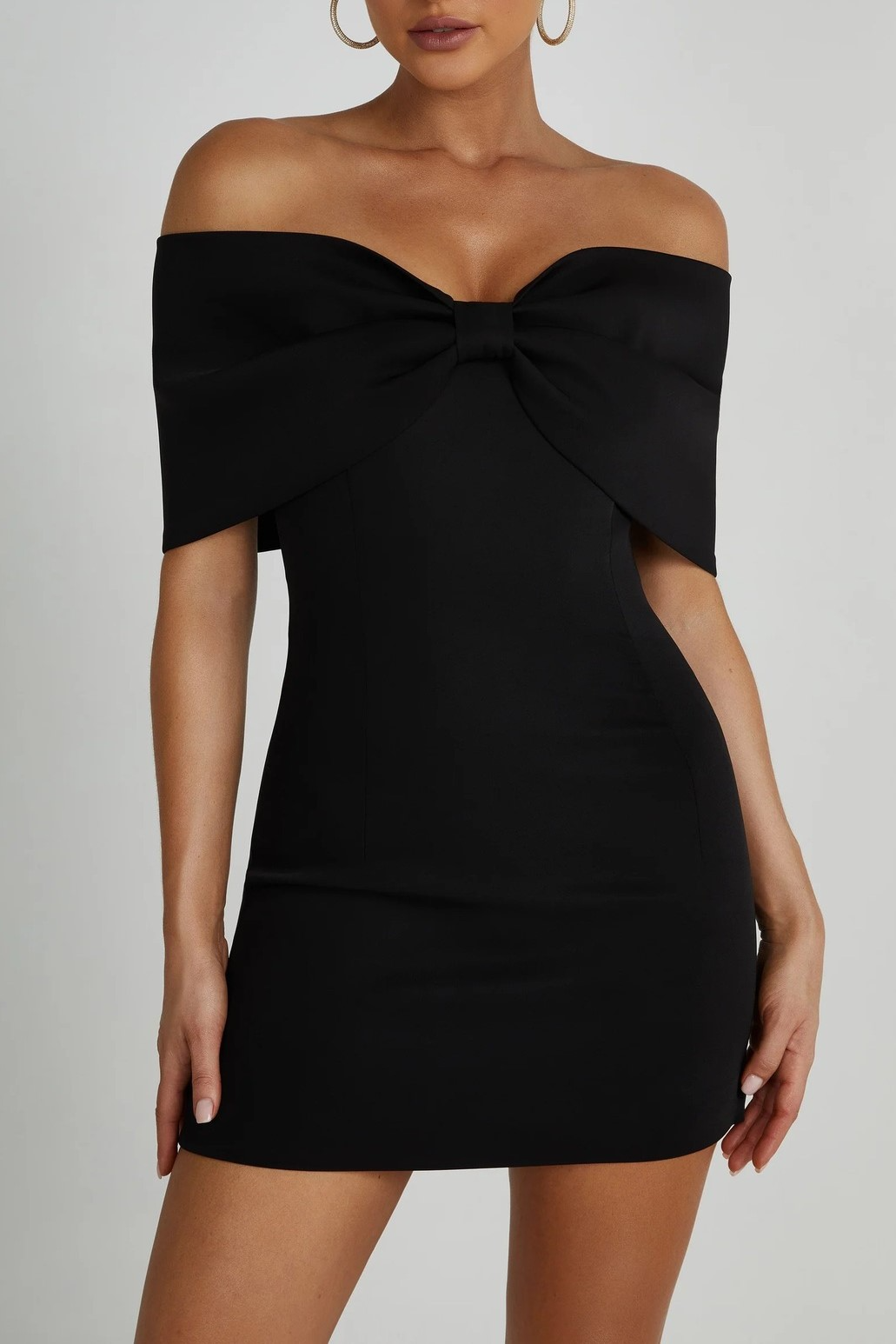 Sophie - Zwart Mini Jurkje met Off-Shoulder Strik