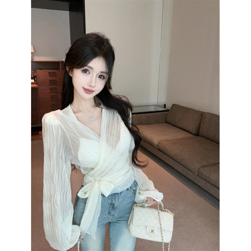 Bylle - V-hals Blouse met Strik en Ruches