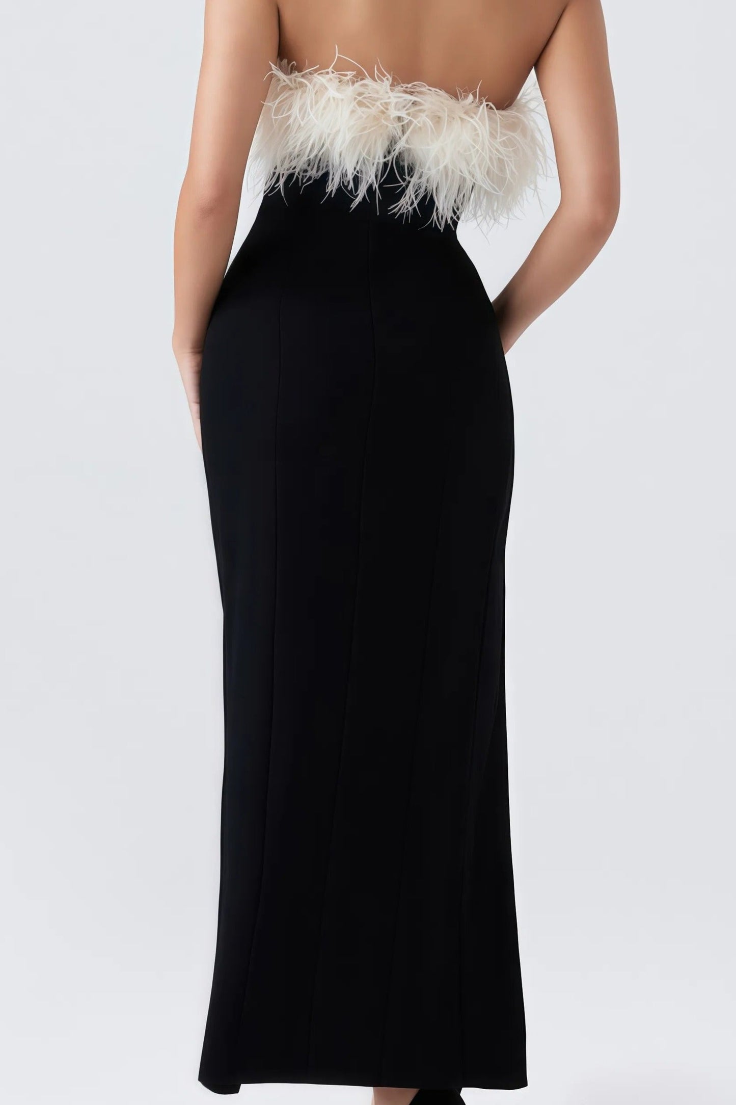 Tess - Duurzame Midi Jurk met Hoge Split en Veren Detailing