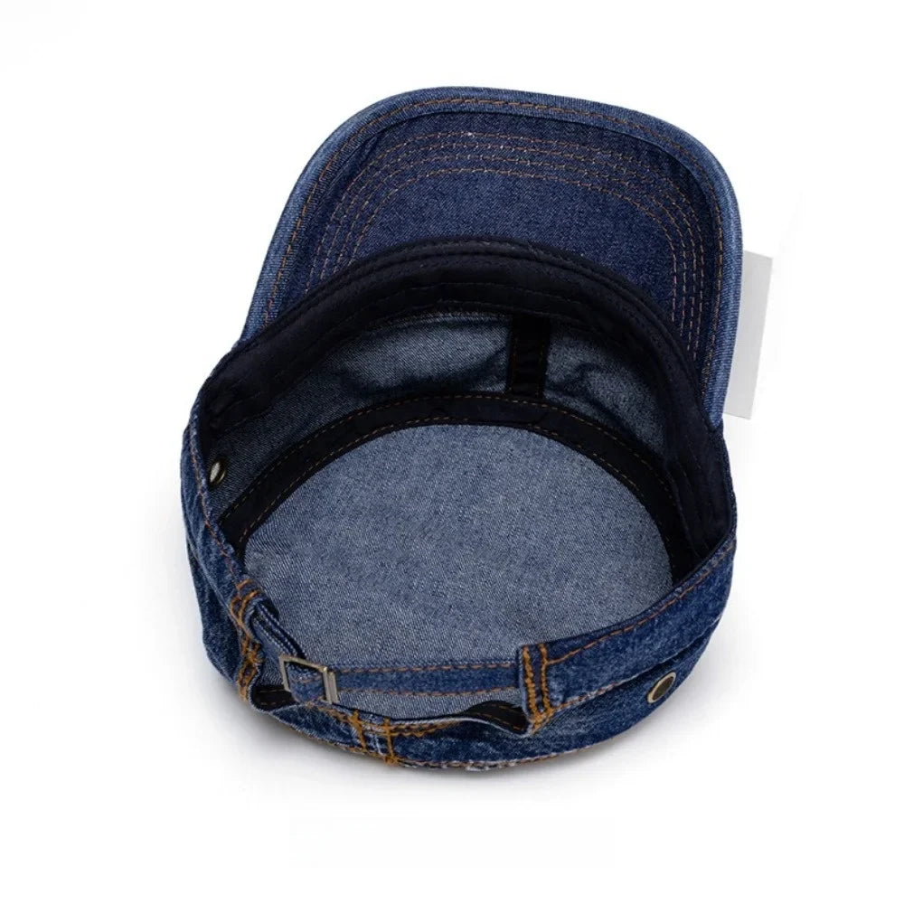 Unisex Denim Pet – Model met Geborduurde Stiksels