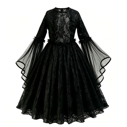 Fillette portant le déguisement de mariée fantôme gothique, robe en dentelle noire ornée de roses