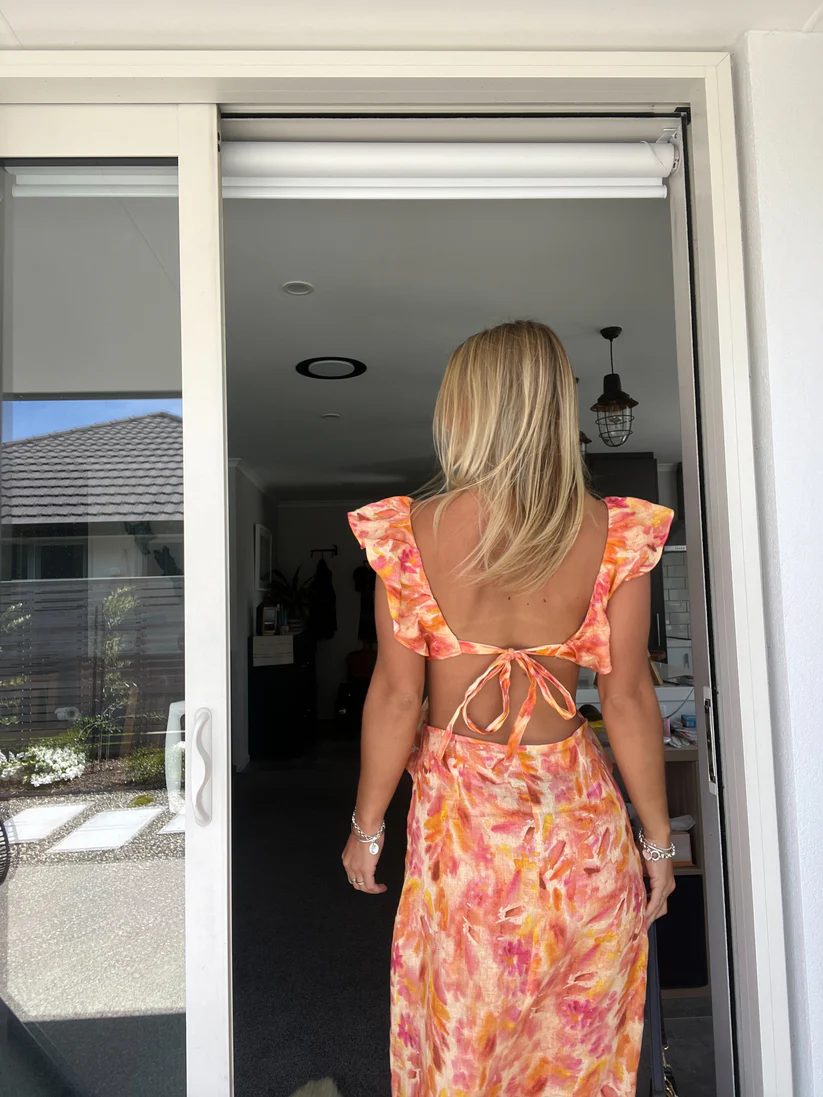 Lotte - Getailleerde Jurk met Ruches en Cut-Out Detail in Bloemenprint