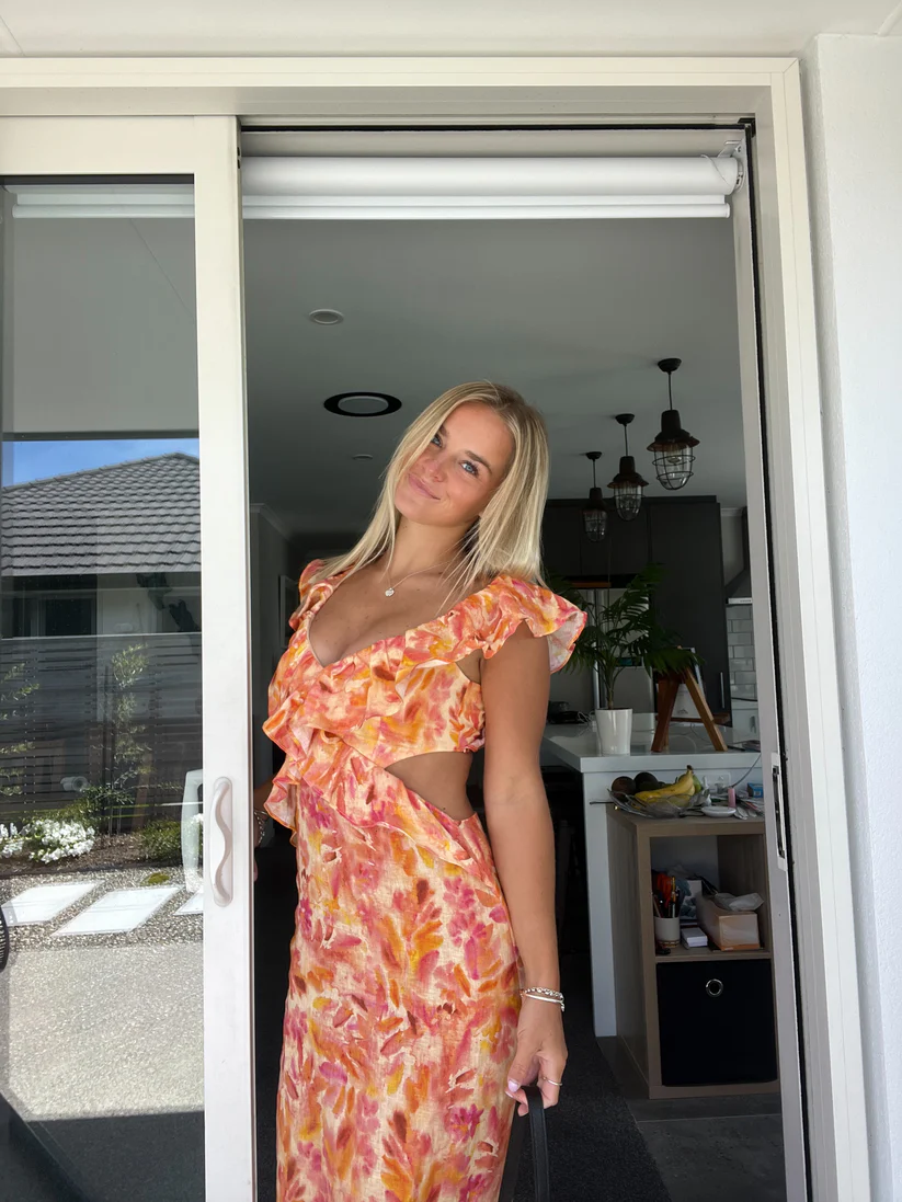 Lotte - Getailleerde Jurk met Ruches en Cut-Out Detail in Bloemenprint
