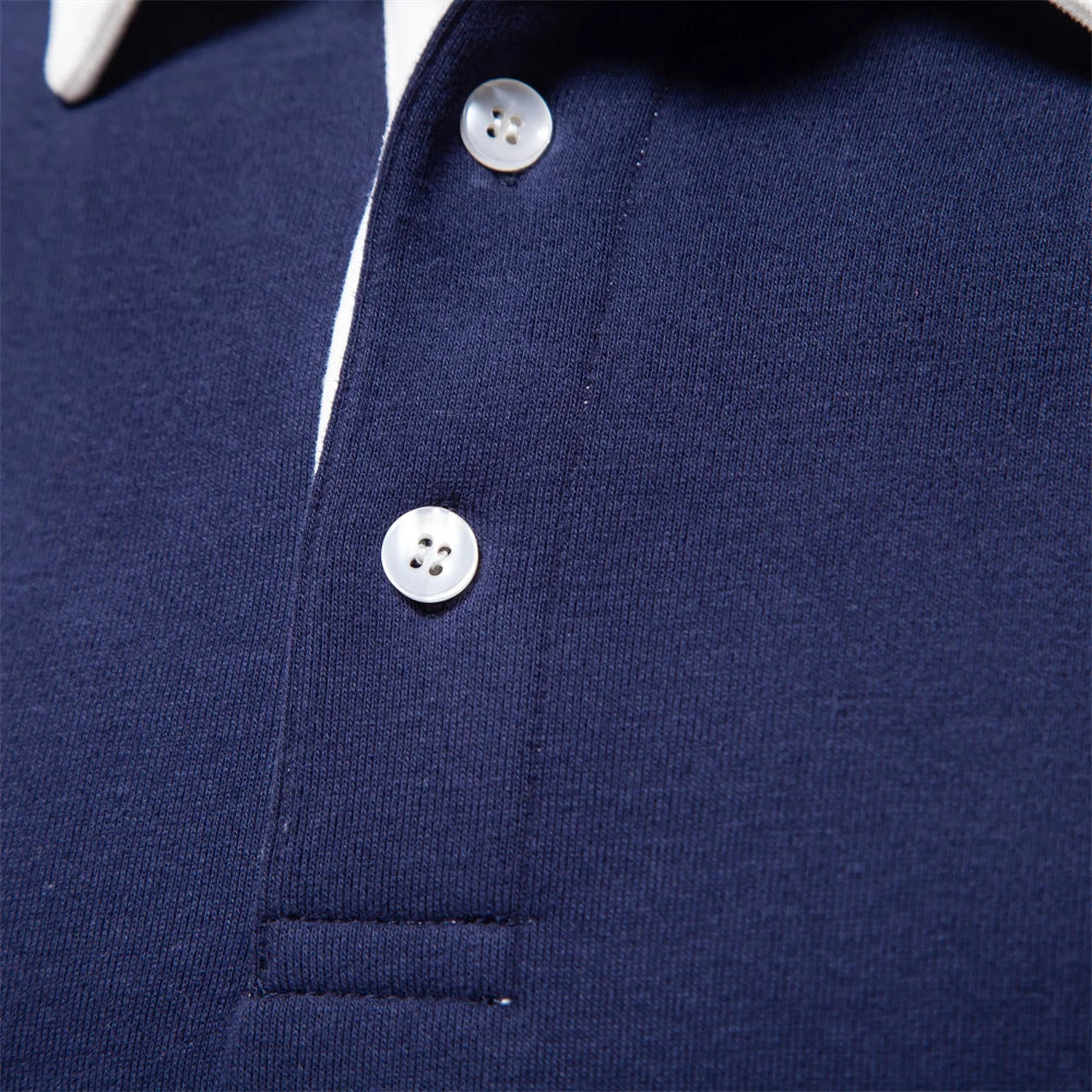 Close-up van knopen en polokraag detail
