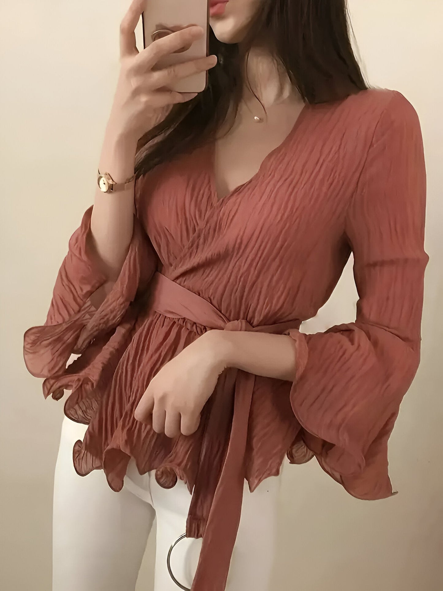 Bylle - V-hals Blouse met Strik en Ruches