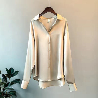 Femke champagnekleurige satijnen blouse met V-hals, vooraanzicht