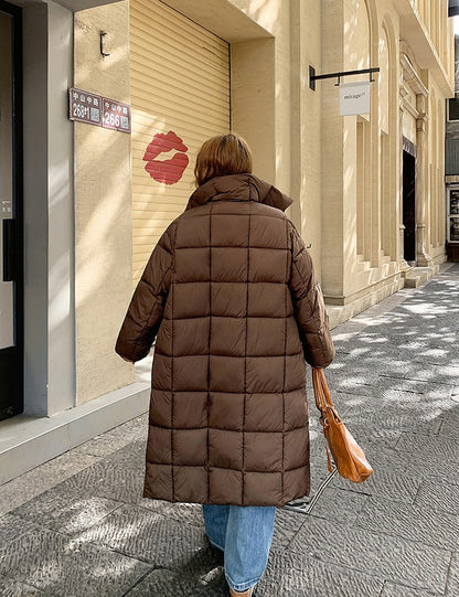 Damski elegancki długi płaszcz zimowy – ciepło ocieplany, czarny, idealny na chłodne pory roku i casualowe stylizacje