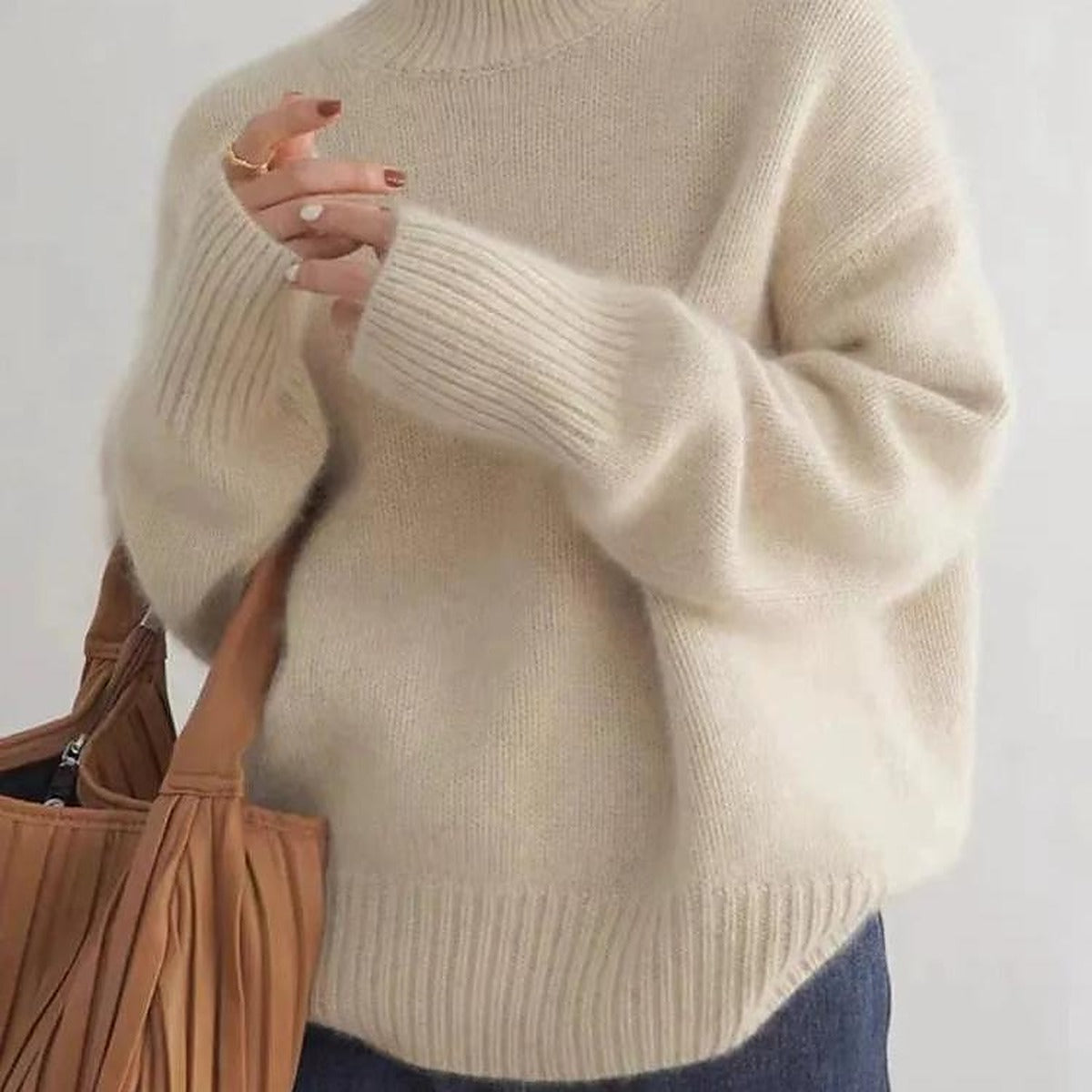 Sweter damski oversize z golfem z kaszmiru – widok produktu 6 | Ionotix