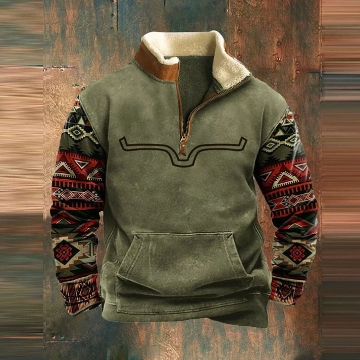 Laurent groene sweater met halve rits, sfeerbeeld met houten achtergrond