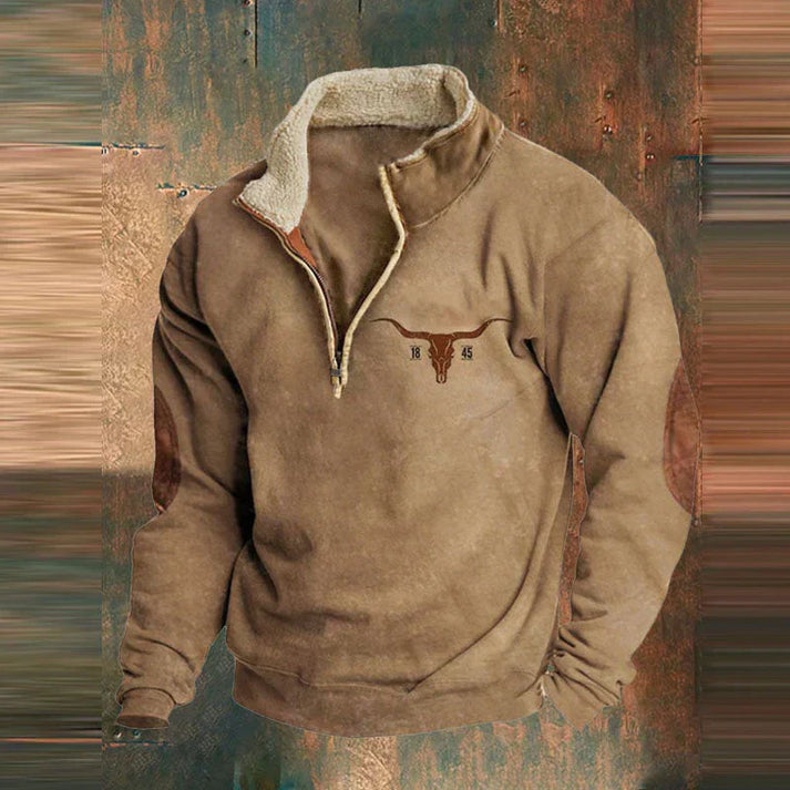 Laurent bruine sweater met stiervoeder embleem, close-up bovenlichaam