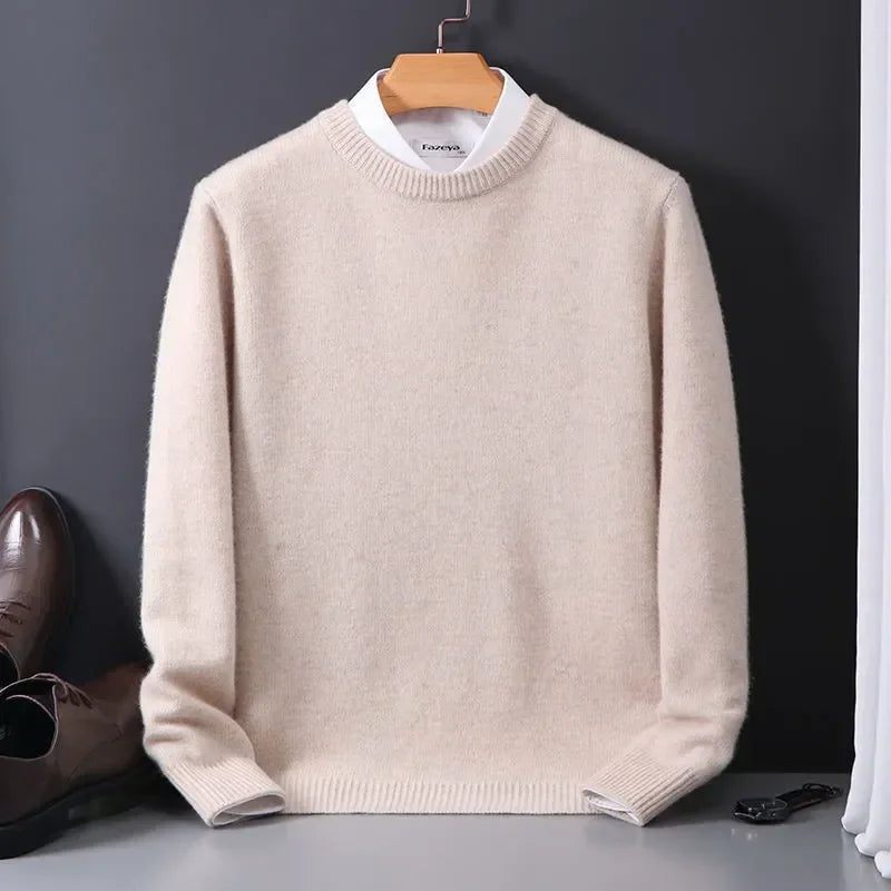 Laurent ronde hals pullover in beige, vooraanzicht met schoenen
