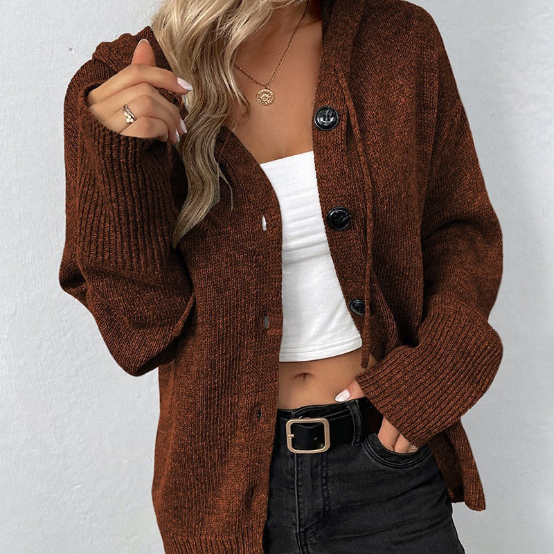 Merel gebreid vest met capuchon en knoopsluiting in roodbruin, close-up