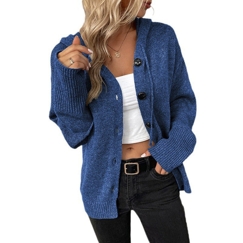 Merel gebreid vest met capuchon en knoopsluiting in blauw, vooraanzicht