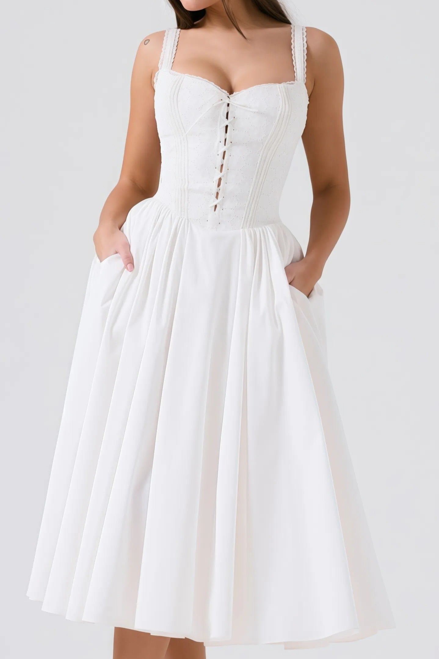 Ava - Witte Halter Midi-jurk met Kantdetails Vooraan