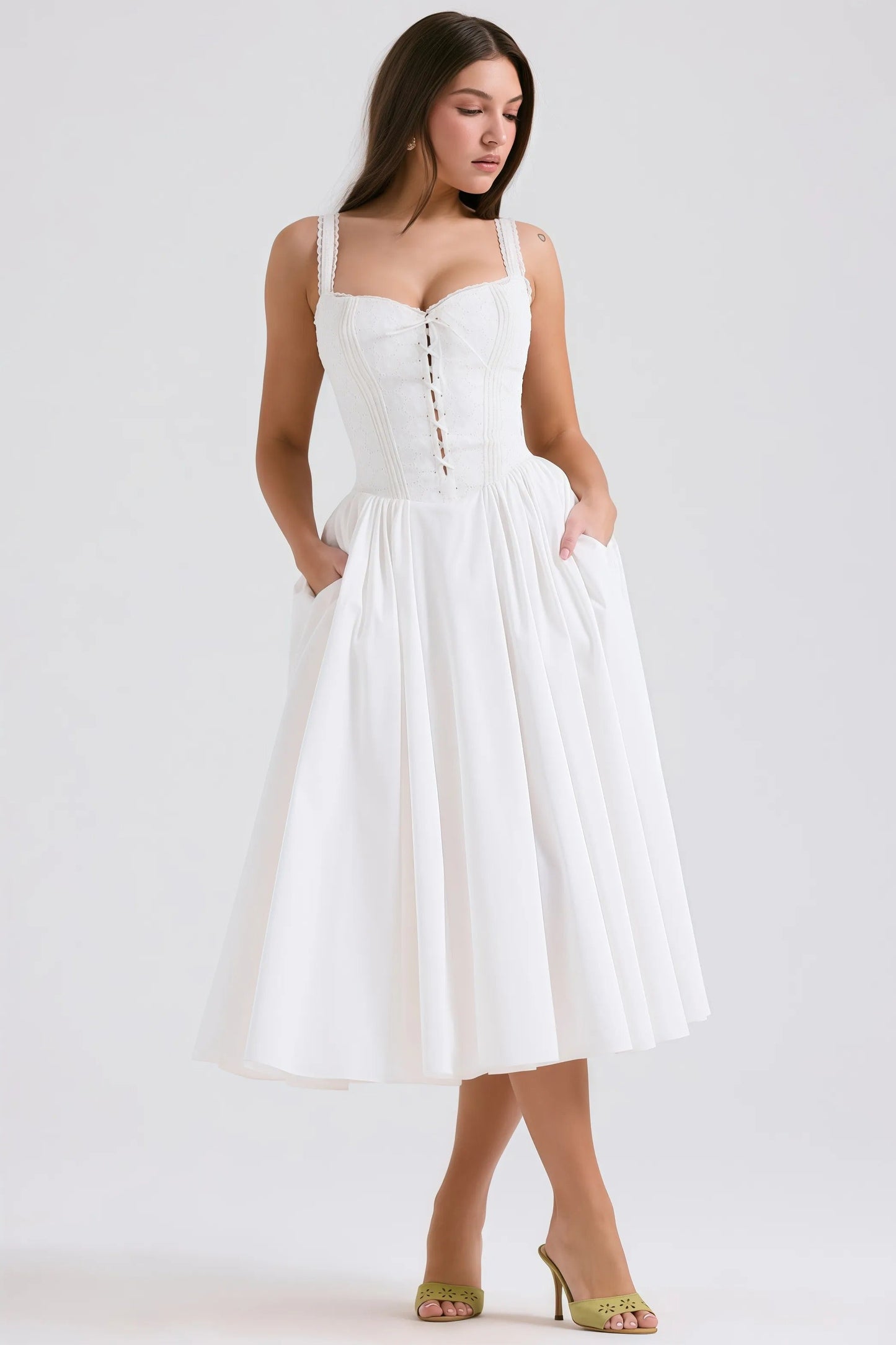 Ava - Witte Halter Midi-jurk met Kantdetails Vooraan