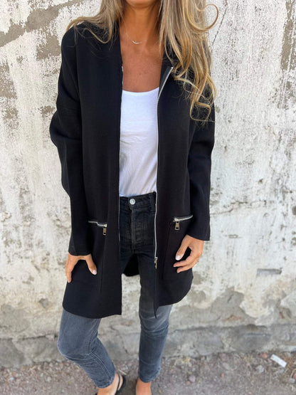 Xandra zwart longline vest met ritszakken, vooraanzicht open